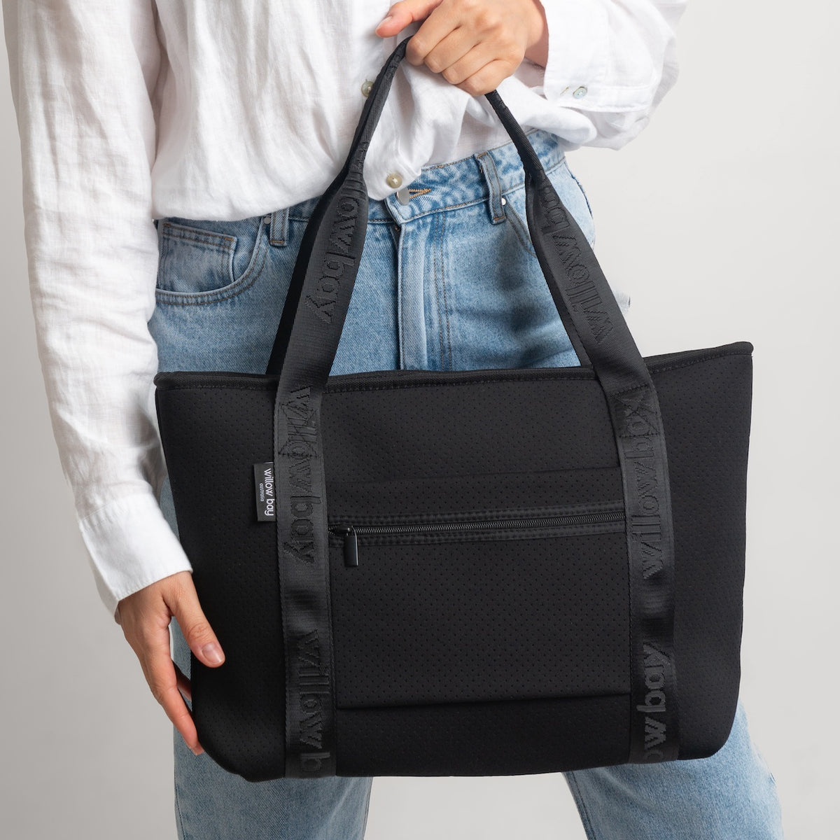 BOUTIQUE TRAVEL Neoprene Tote Bag With Zip (with luggage/trolley sleeve) - BLACK (With Black Handle)