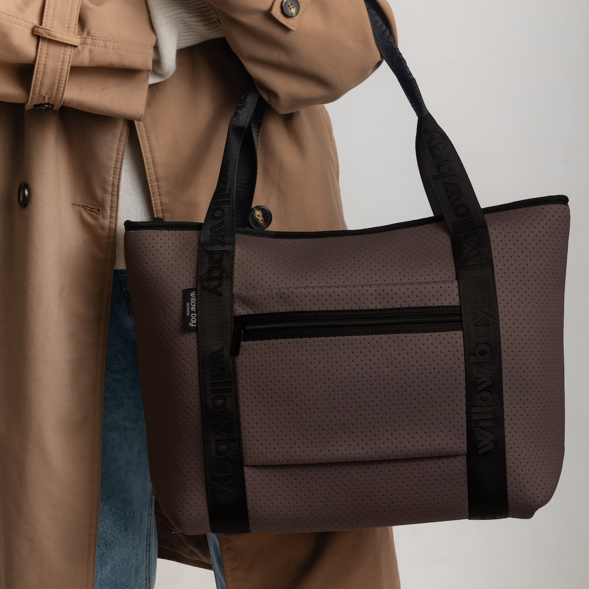 BOUTIQUE TRAVEL Neoprene Tote Bag With Zip (with luggage/trolley sleeve) - CHESTNUT