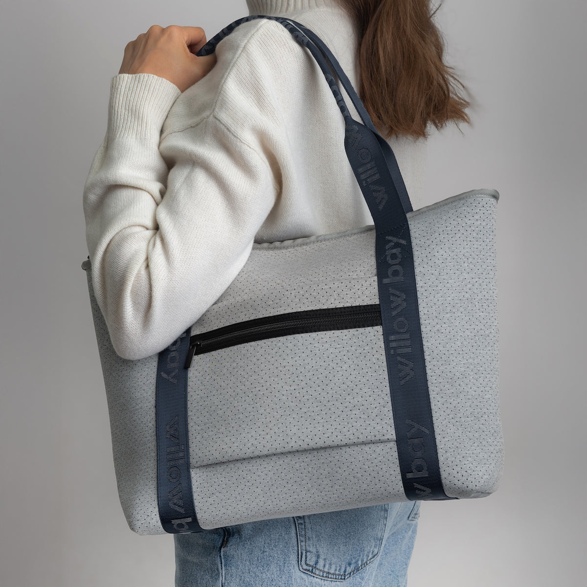 BOUTIQUE TRAVEL Neoprene Tote Bag With Zip (with luggage/trolley sleeve) - LIGHT MARLE (with navy strap)
