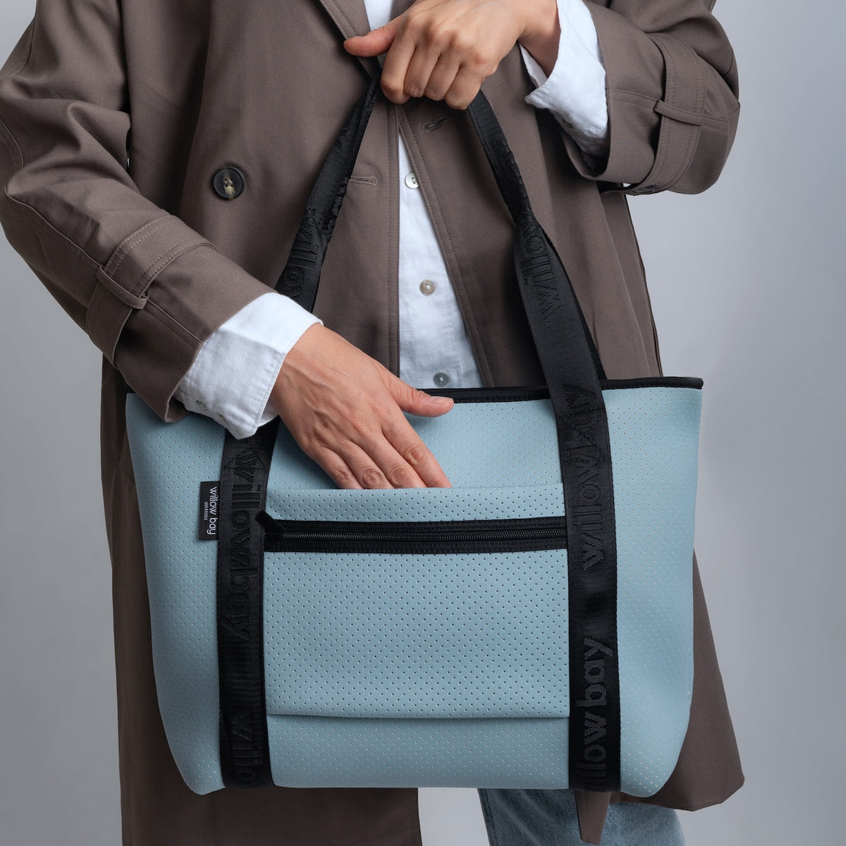 BOUTIQUE TRAVEL Neoprene Tote Bag With Zip (with luggage/trolley sleeve) - SKY BLUE