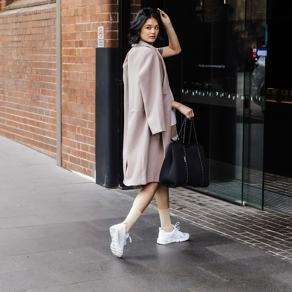 DAYDREAMER Neoprene Tote Bag With Closure - BLACK