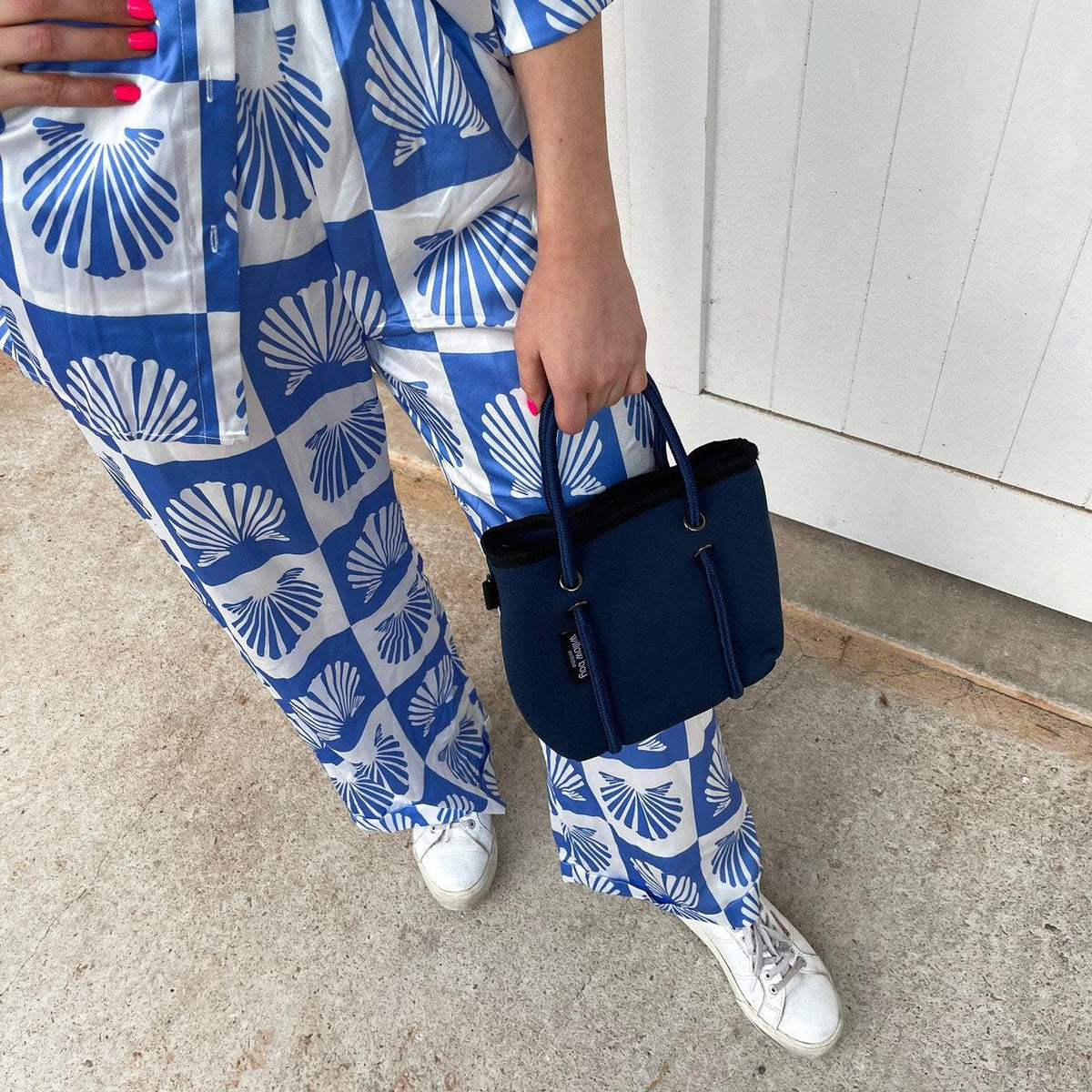 BOUTIQUE TINY Signature Neoprene Tote Bag With Zip - Navy-Willow Bay BOUTIQUE TINY Signature Neoprene Tote Bag - Navy Our signature collection is a unique addition to our Boutique Tiny range. With the same features as our traditional Boutique Tiny tote with the addition of the Willow Bay branded lining and the sailing rope handle in a single colour to match the bag. The newest addition to the Boutique Family, meet the Tiny! This bag is seriously cool. The perfect companion when needing to store only your es